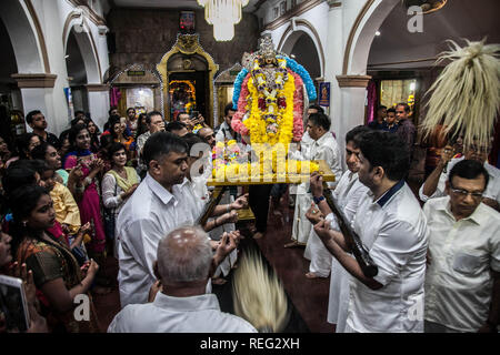 Medan, nel nord di Sumatra, Indonesia. Il 22 gennaio, 2019. Indonesiano indù Tamil portare Dio Muruga per circondare la città sul carro d'oro durante la celebrazione del festival di Thaipusam a Medan il 21 gennaio 2019, Indonesia. La celebrazione di Thaipusam è un grande giorno di Dio Muruga sconfigge il grande gigante che opprime il suo popolo sulla terra, che è il sacrificio di coloro che fanno voto di pagare le intenzioni come una forma di prospera la salute e la vita come un sacrificio a Dio Muruga, Tamil Mahendra Mohan detto. Credito: Albert Ivan Damanik/ZUMA filo/Alamy Live News Foto Stock