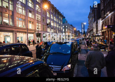 Londra, Regno Unito. Il 21 gennaio, 2019. Autisti di taxi autorizzati o Black Cab Driver, blocco Tottenham Court Road in segno di protesta contro una sentenza emessa dal Consiglio di Camden che i taxi, camion e automobili saranno vietati dalla strada da 8am-7pm dal lunedì al sabato con effetto a partire dal mese di marzo 2019. La strada e vicino a Gower Street, sarà anche trasformato da uno a due vie di traffico. Credito: Mark Kerrison/Alamy Live News Foto Stock