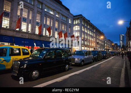 Londra, Regno Unito. Il 21 gennaio, 2019. Autisti di taxi autorizzati o Black Cab Driver, blocco Tottenham Court Road in segno di protesta contro una sentenza emessa dal Consiglio di Camden che i taxi, camion e automobili saranno vietati dalla strada da 8am-7pm dal lunedì al sabato con effetto a partire dal mese di marzo 2019. La strada e vicino a Gower Street, sarà anche trasformato da uno a due vie di traffico. Credito: Mark Kerrison/Alamy Live News Foto Stock