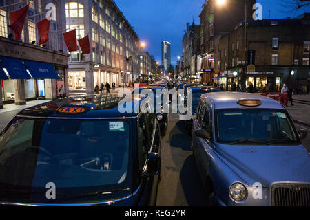 Londra, Regno Unito. Il 21 gennaio, 2019. Autisti di taxi autorizzati o Black Cab Driver, blocco Tottenham Court Road in segno di protesta contro una sentenza emessa dal Consiglio di Camden che i taxi, camion e automobili saranno vietati dalla strada da 8am-7pm dal lunedì al sabato con effetto a partire dal mese di marzo 2019. La strada e vicino a Gower Street, sarà anche trasformato da uno a due vie di traffico. Credito: Mark Kerrison/Alamy Live News Foto Stock