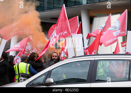 Londra, Regno Unito. Xxi gen, 2019: i manifestanti al di fuori della Palestra edificio. Blackfriars Road per protestare contro la TFL imporre oneri di congestione su nolo veicoli privati. Credito: Kevin J. Frost/Alamy Live News Foto Stock