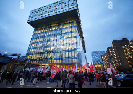 Londra, Regno Unito. Xxi gen, 2019: i manifestanti al di fuori della Palestra edificio. Blackfriars Road per protestare contro la TFL imporre oneri di congestione su nolo veicoli privati. Credito: Kevin J. Frost/Alamy Live News Foto Stock