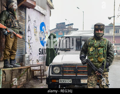 Gennaio 21, 2019 - Srinagar, Jammu e Kashmir India - Army Men visto in piedi alert durante le restrizioni in Srinagar..Kashmiris mark xxix anniversario della Gaw Kadal massacro. Più di 50 del Kashmir civili sono stati uccisi e più di 250 popoli sono stati feriti quando l'esercito indiano aperto elenchi puntati sui manifestanti del Kashmir a Gaw Kadal bridge a Srinagar il 21 gennaio 1990. Le autorità impongono delle restrizioni nel Gaw Kadal area di Srinagar per impedire Anti Indian proteste contro le uccisioni. (Credito Immagine: © Idrees Abbas/SOPA immagini via ZUMA filo) Foto Stock