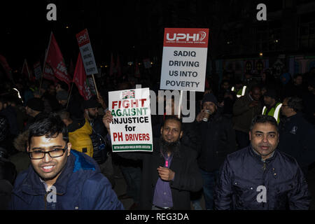 Londra, UK. Il 21 gennaio, 2019. Noleggio privato di driver strada bloccata per le strade intorno al trasporto per Londra (TfL) sede e hanno marciato su Blackfriars Bridge in una protesta per la tassa di congestione di pagamento e di discriminazione. David Rowe/Alamy Live News. Foto Stock