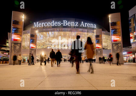 Berlino, Germania. Xxi gen, 2019. I visitatori accedono al Mercedes-Benz Arena, dove un concerto del compositore Ennio Morricone avviene (registrazione con una lunga esposizione). Il compositore ha dato un solo concerto in Germania durante il suo tour d'addio. Credito: Christoph Soeder/dpa/Alamy Live News Foto Stock