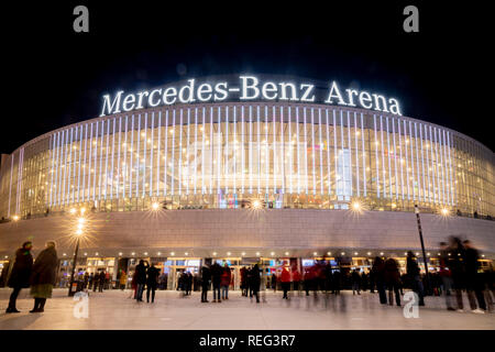 Berlino, Germania. Xxi gen, 2019. I visitatori accedono al Mercedes-Benz Arena, dove un concerto del compositore Ennio Morricone avviene (registrazione con una lunga esposizione). Il compositore ha dato un solo concerto in Germania durante il suo tour d'addio. Credito: Christoph Soeder/dpa/Alamy Live News Foto Stock