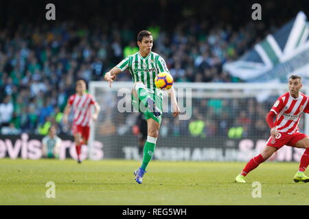 Sevilla, Spagna. Xx gen, 2019. Aissa Mandi (Betis) Calcio/Calcetto : spagnolo "La Liga Santander' match tra Real Betis 3-3 Girona FC al Estadio Benito Villamarin in Sevilla, Spagna . Credito: Mutsu Kawamori/AFLO/Alamy Live News Foto Stock