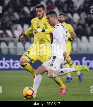 Torino, Italia. Xxi gen, 2019. FC Juventus' Cristiano Ronaldo (R) il sistema VIES con il Chievo Verona Mattia Bani durante la serie di una partita di calcio tra la Juve e Chievo Verona a Torino, Italia, Gennaio 21, 2019. La Juve ha vinto 3-0. Credito: Alberto Lingria/Xinhua/Alamy Live News Foto Stock