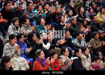 Taiyuan cinese nella provincia di Shanxi. Xxi gen, 2019. Pubblico di godere di un concerto offerto dalla Shanxi Symphony Orchestra a Taiyuan biblioteca di Taiyuan, capitale del nord della Cina nella provincia dello Shanxi, Gennaio 21, 2019. Credito: Cao Yang/Xinhua/Alamy Live News Foto Stock