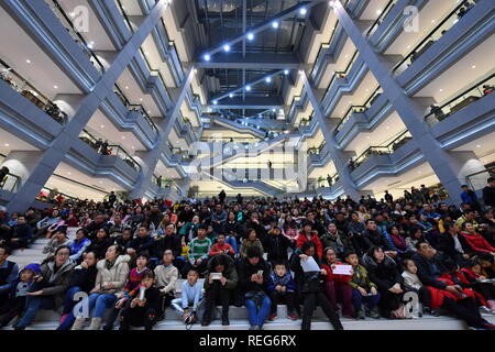 Taiyuan cinese nella provincia di Shanxi. Xxi gen, 2019. Pubblico di godere di un concerto offerto dalla Shanxi Symphony Orchestra a Taiyuan biblioteca di Taiyuan, capitale del nord della Cina nella provincia dello Shanxi, Gennaio 21, 2019. Credito: Cao Yang/Xinhua/Alamy Live News Foto Stock