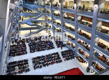 Taiyuan cinese nella provincia di Shanxi. Xxi gen, 2019. Pubblico di godere di un concerto offerto dalla Shanxi Symphony Orchestra a Taiyuan biblioteca di Taiyuan, capitale del nord della Cina nella provincia dello Shanxi, Gennaio 21, 2019. Credito: Cao Yang/Xinhua/Alamy Live News Foto Stock