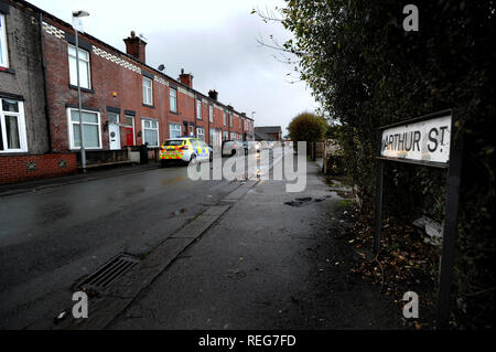 Bolton, Lancashire, Regno Unito. 22 gen 2019. La scena di Arthur Street, Little Lever, Bolton, Lancashire dove una donna e i suoi due figli piccoli sono stati trovati morti il lunedì (gennaio 21) pomeriggio. La polizia non ha confermato l'identità ma la donna è stata denominata localmente come Tiffany Stevens. La polizia può essere visto a questo indirizzo oggi e indagini sulle circostanze della morte sono in corso, GMP ispettore del dazio detto. Foto di credito: Paolo Heyes/Alamy Live News Foto Stock