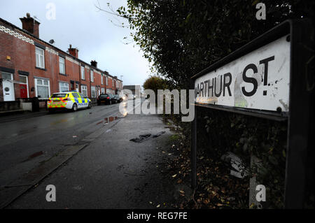 Bolton, Lancashire, Regno Unito. 22 gen 2019. La scena di Arthur Street, Little Lever, Bolton, Lancashire dove una donna e i suoi due figli piccoli sono stati trovati morti il lunedì (gennaio 21) pomeriggio. La polizia non ha confermato l'identità ma la donna è stata denominata localmente come Tiffany Stevens. La polizia può essere visto a questo indirizzo oggi e indagini sulle circostanze della morte sono in corso, GMP ispettore del dazio detto. Foto di credito: Paolo Heyes/Alamy Live News Foto Stock