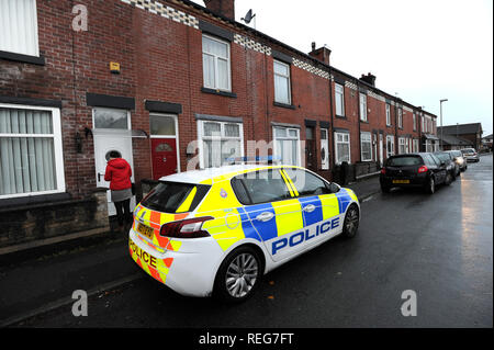 Bolton, Lancashire, Regno Unito. 22 gen 2019. La scena di Arthur Street, Little Lever, Bolton, Lancashire dove una donna e i suoi due figli piccoli sono stati trovati morti il lunedì (gennaio 21) pomeriggio. La polizia non ha confermato l'identità ma la donna è stata denominata localmente come Tiffany Stevens. La polizia può essere visto a questo indirizzo oggi e indagini sulle circostanze della morte sono in corso, GMP ispettore del dazio detto. Foto di credito: Paolo Heyes/Alamy Live News Foto Stock