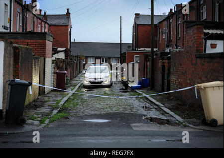 Bolton, Lancashire, Regno Unito. 22 gen 2019. La scena di Arthur Street, Little Lever, Bolton, Lancashire dove una donna e i suoi due figli piccoli sono stati trovati morti il lunedì (gennaio 21) pomeriggio. La polizia non ha confermato l'identità ma la donna è stata denominata localmente come Tiffany Stevens. La polizia può essere visto a questo indirizzo oggi e indagini sulle circostanze della morte sono in corso, GMP ispettore del dazio detto. Foto di credito: Paolo Heyes/Alamy Live News Foto Stock