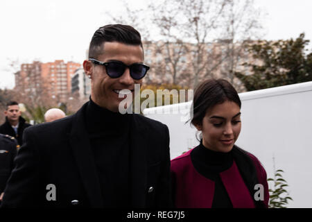 Il portoghese il calciatore Cristiano Ronaldo arriva presso il tribunale provinciale di Madrid con la sua fidanzata Georgina Rodriguez per la sua evasione fiscale di prova. Foto Stock