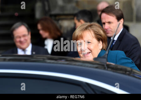 Aachen, Germania. Il 22 gennaio, 2019. Il cancelliere Angela Merkel (CDU) viene fornito all'ingresso del Palazzo del Municipio di firmare la nuova amicizia franco-tedesca trattato. Il cosiddetto Trattato di Aquisgrana segue dal Élysee trattato di amicizia firmato da Adenauer e de Gaulle nel 1963. Credito: Federico Gambarini/dpa/Alamy Live News Foto Stock