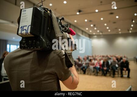 Oldenburg (Germania). Il 22 gennaio, 2019. Un cameraman pellicole il tribunale dove il processo contro il paziente assassino Niels Högel avviene. Credito: Mohssen Assanimoghaddam/dpa/Alamy Live News Foto Stock