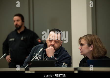 Oldenburg (Germania). Il 22 gennaio, 2019. Niels Högel (M), accusato di aver ucciso 100 pazienti presso le cliniche in Delmenhorst e Oldenburg, siede accanto al suo avvocato Ulrike Baumann sulla giornata di prova. L'ex infermiera, chi è già stato condannato alla prigione a vita per due omicidi nel 2015, tra le altre cose è stato in prova di nuovo a partire dalla fine di ottobre 2018. Credito: Mohssen Assanimoghaddam/dpa/Alamy Live News Foto Stock