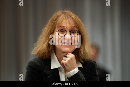 Oldenburg (Germania). Il 22 gennaio, 2019. Daniela Schiereck-Bohlmann, procuratore presso il processo contro Niels Högel, è in piedi in Aula il giorno della prova. Credito: Mohssen Assanimoghaddam/dpa/Alamy Live News Foto Stock