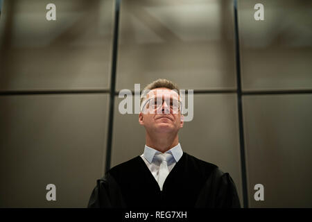 Oldenburg (Germania). Il 22 gennaio, 2019. Sebastian Bührmann, presiedere giudice al processo contro il paziente assassino Niels Högel, sorge nell'aula. Credito: Mohssen Assanimoghaddam/dpa/Alamy Live News Foto Stock