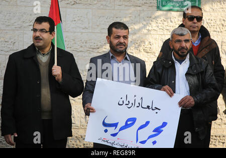 Gennaio 21, 2019 - Gaza City, nella Striscia di Gaza, Territori palestinesi - palestinesi deputati nazionali e le forze islamiche tenere banner e bandiere della Palestina durante una manifestazione di protesta per mostrare solidarietà con il prigioniero palestinese, davanti all ufficio della Croce Rossa, di Gaza City il 22 gennaio 2019 (credito Immagine: © Dawoud Alkas Abo/APA immagini via ZUMA filo) Foto Stock