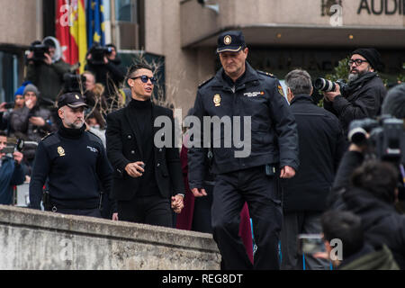 Madrid, Spagna. Il 22 gennaio, 2019. Portoghese giocatore di calcio Cristiano Ronaldo lascia "Audiencia Provincial' corte dopo l'evasione fiscale di prova. Credito: Marcos del Mazo/Almay Live News Foto Stock