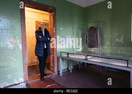 Potsdam, Germania. Il 22 gennaio, 2019. Historian Maria Schultz sorge in una nuova camera a tema con la mostra "verurteilt. Prese. L'ex prigione sovietica a Potsdam. La nuova camera a tema si estende l'attuale esposizione permanente. La condanna la pratica della Unione Sovietica di tribunali militari in cooperazione con lo stato della sicurezza nella ex Unione Sovietica zona di occupazione (SBZ) e ulteriormente la sorte dei prigionieri della Remand Prison in Leistikowstraße sono presentati. Credito: Ralf Hirschberger/dpa/ZB/dpa/Alamy Live News Foto Stock