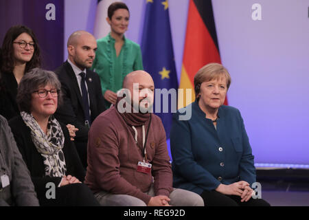 Aachen, Germania. Il 22 gennaio, 2019. Il cancelliere Angela Merkel (CDU) discute con il tedesco e il francese cittadini dopo la cerimonia della firma della nuova amicizia franco-tedesca trattato nell Aula Carolina. Il cosiddetto Trattato di Aquisgrana segue dal Élysee trattato di amicizia firmato da Adenauer e de Gaulle nel 1963. Credito: Rolf Vennenbernd/dpa/Alamy Live News Foto Stock