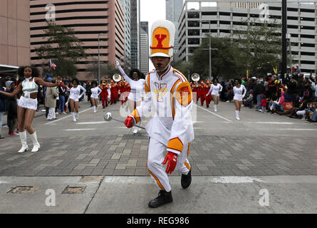 Houston, Stati Uniti d'America. Xxi gen, 2019. Terzo Ward's Jack Yates high school marching band suona in la quarantunesima edizione annuale 'Originale' MLK Jr. Parade di Houston, negli Stati Uniti il 7 gennaio 21, 2019. Varie le attività si svolgono il terzo lunedì di gennaio di ogni anno in tutto il territorio degli Stati Uniti in onore di Martin Luther King Jr., che è stato assassinato il 4 aprile 1968 all'età di 39. Credito: Yi-Chin Lee/Xinhua/Alamy Live News Foto Stock