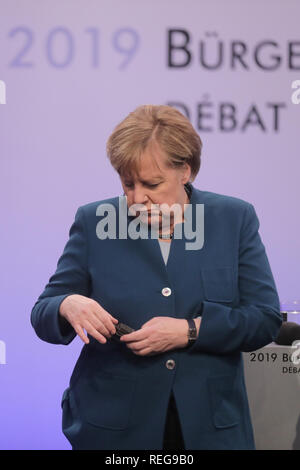 Aachen, Germania. Il 22 gennaio, 2019. Il cancelliere Angela Merkel (CDU) discute con il tedesco e il francese cittadini dopo la cerimonia della firma della nuova amicizia franco-tedesca trattato nell Aula Carolina. Il cosiddetto Trattato di Aquisgrana segue dal Élysee trattato di amicizia firmato da Adenauer e de Gaulle nel 1963. Credito: Rolf Vennenbernd/dpa/Alamy Live News Foto Stock