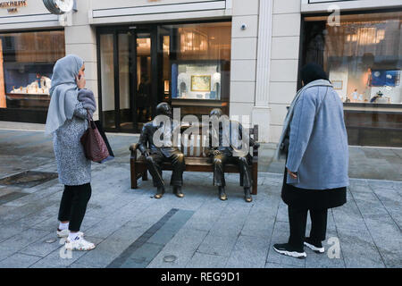 Londra, Regno Unito. Il 22 gennaio, 2019. Scultura alleati dopo che è stato soggetto ad atti vandalici. I turisti scattare foto di "alleati scultura in Bond Street da Lawrence Holfcener dotato del primo ministro britannico Sir Winston Churchill e il Presidente americano Franklin D Roosevelt è stata pulita dopo che è stato soggetto ad atti vandalici con vernice bianca Credito: amer ghazzal/Alamy Live News Foto Stock