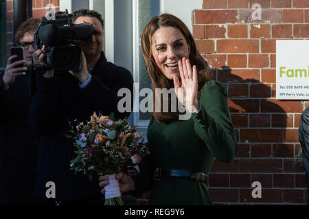 Lewisham, Londra, Regno Unito. Il 22 gennaio, 2019. Di SUA ALTEZZA REALE IL PRINCIPE DI GALLES la Duchessa di Cambridge è presentato con un posy di Helena, un accompagnatore da Lewisham, come lei lascia la famiglia Azione dopo il lancio del loro nuovo servizio 'FamilyLine' linea di famiglia si avvale di una rete di volontari provenienti da tutto il paese per sostenere i genitori e tutori virtualmente attraverso telefonate, e-mail e messaggistica di testo. Credito: amanda rose/Alamy Live News Foto Stock