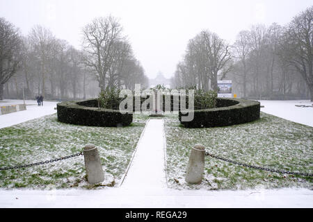 Vista la coperta di neve parco del Cinquantenario a Bruxelles, in Belgio il 22 gennaio 2019. Foto Stock