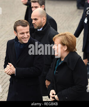Aachen, Germania. Il 22 gennaio, 2019. Il cancelliere tedesco Angela Merkel e il presidente francese Emmanuel Macron reagire dopo il trattato di Aquisgrana cerimonia di firma di Aquisgrana, Germania, il 22 gennaio 2019. Il cancelliere tedesco Angela Merkel e il presidente francese Emmanuel Macron hanno firmato un contratto per rinnovare l amicizia e la collaborazione tra i due paesi il martedì. Credito: Xinhua/Alamy Live News Foto Stock