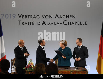 Aachen, Germania. Il 22 gennaio, 2019. Il cancelliere tedesco Angela Merkel (2nd, R) e il presidente francese Emmanuel Macron (2nd, L) di stringere la mano al trattato di Aquisgrana cerimonia di firma di Aquisgrana, Germania, il 22 gennaio 2019. Il cancelliere tedesco Angela Merkel e il presidente francese Emmanuel Macron hanno firmato un contratto per rinnovare l amicizia e la collaborazione tra i due paesi il martedì. Credito: Xinhua/Alamy Live News Foto Stock