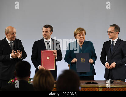 Aachen, Germania. Il 22 gennaio, 2019. Il cancelliere tedesco Angela Merkel (2nd, R) e il presidente francese Emmanuel Macron (2nd, L) frequentano il trattato di Aquisgrana cerimonia di firma di Aquisgrana, Germania, il 22 gennaio 2019. Il cancelliere tedesco Angela Merkel e il presidente francese Emmanuel Macron hanno firmato un contratto per rinnovare l amicizia e la collaborazione tra i due paesi il martedì. Credito: Xinhua/Alamy Live News Foto Stock