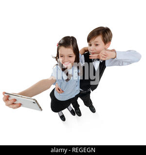 I bambini prendendo un selfie Foto Stock