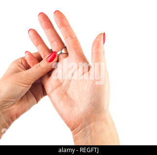 Mani femminili con red manicure indossare un anello in argento Foto Stock