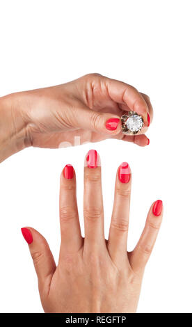 Mani femminili con red manicure indossare un anello in argento Foto Stock