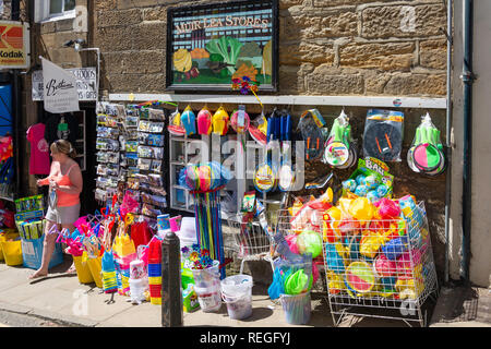 Spiaggia di visualizzazione ingranaggi, Muir Lea memorizza, Strada Nuova, Robin Hood's Bay, North Yorkshire, Inghilterra, Regno Unito Foto Stock