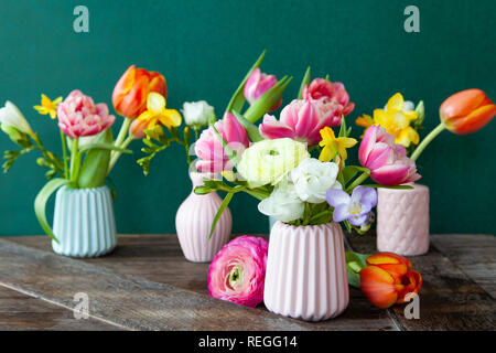 Piccoli mazzi realizzato dal brillante Allegro fiori di primavera Foto Stock