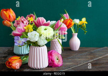 Piccoli mazzi realizzato dal brillante Allegro fiori di primavera Foto Stock
