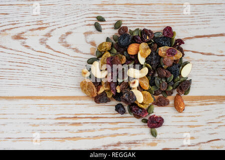 Miscela di frutta secca, noci e semi. Percorso misto di nutrizione. Foto Stock