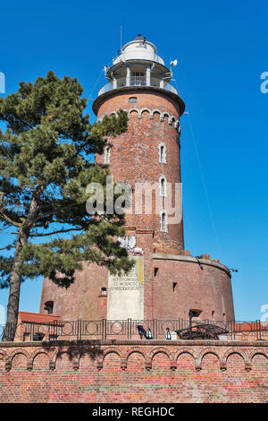 Il faro di Kolobrzeg è 26 metri di alta. È situato all'entrata del porto di Kolobrzeg, West Pomerania, Polonia, Europa Foto Stock