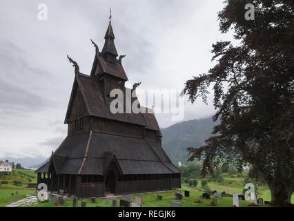 In legno del dodicesimo secolo doga Hopperstad chiesa (Hopperstad stavkyrkje), uno dei più antichi della doga rimanenti chiese in Norvegia. Vikoyri, Vik, Sogn og Fjord Foto Stock