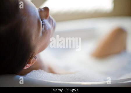 Donna godendo relax bubble bath Foto Stock