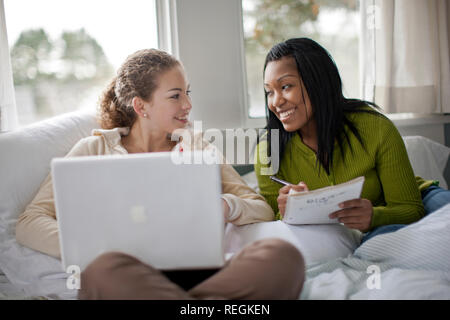 Sorridente ragazze adolescenti studiano insieme. Foto Stock