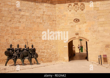 Porta del Soccorso gate a Fort St Elmo Museo Nazionale della Guerra custodito da quattro cavalieri di bronzo e dominata dall'occhio di Osiride, Valletta, Malta. Foto Stock