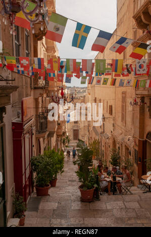 Visualizza in basso le fasi di Santa Lucia Street a La Valletta, Malta con Santa Lucia Una chiesa alla fine di esso. Foto Stock